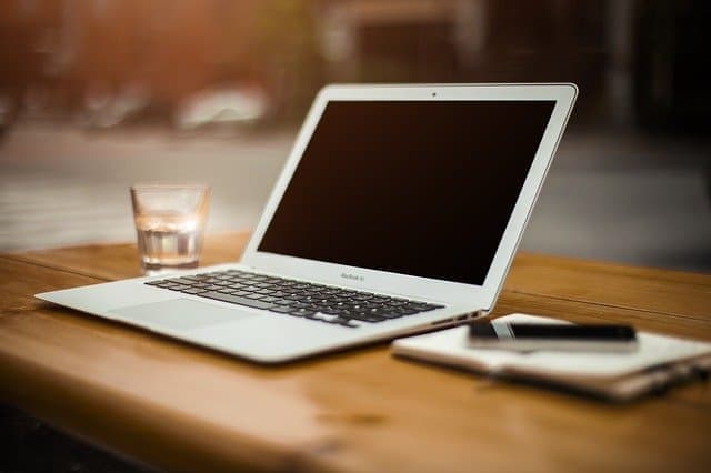 Czy kupowanie przez internet pomaga czy szkodzi środowisku?